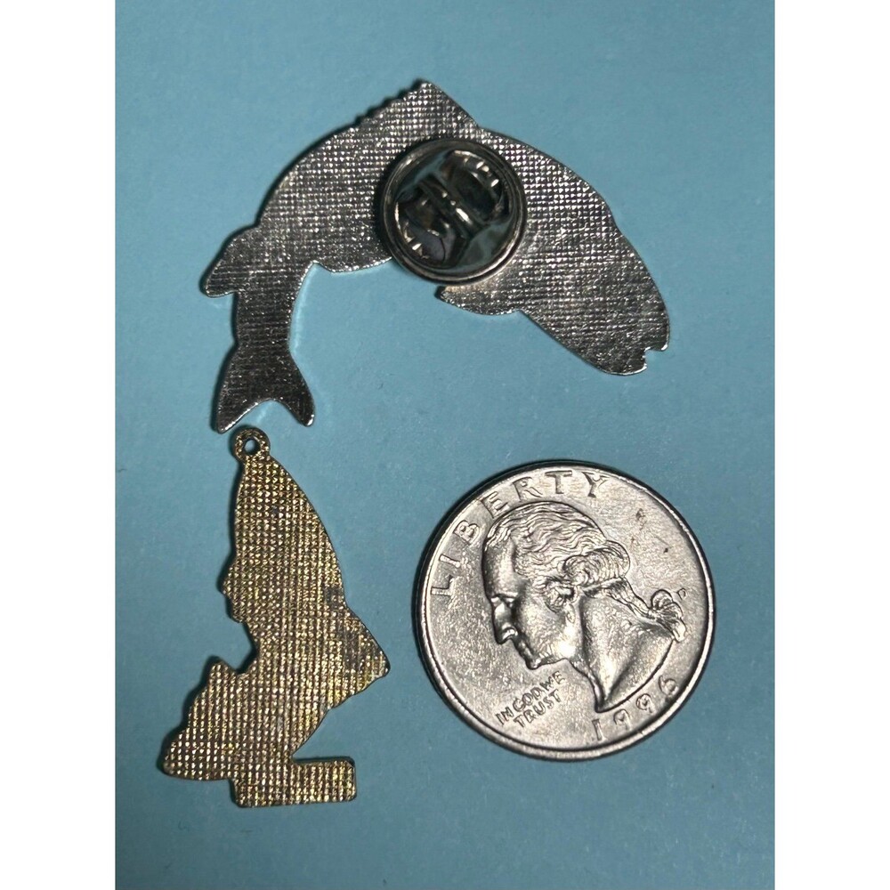 Fisherman’s hat Pin & Salmon charm - Picture 2 of 2